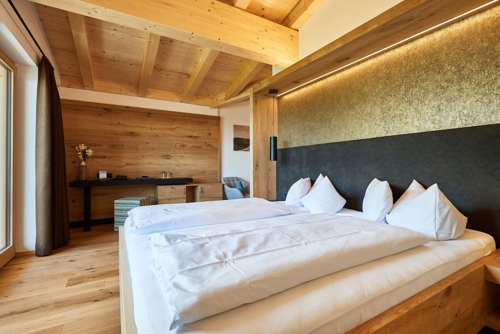 Exclusive Suite, 1 King Bed, Balcony, Valley View