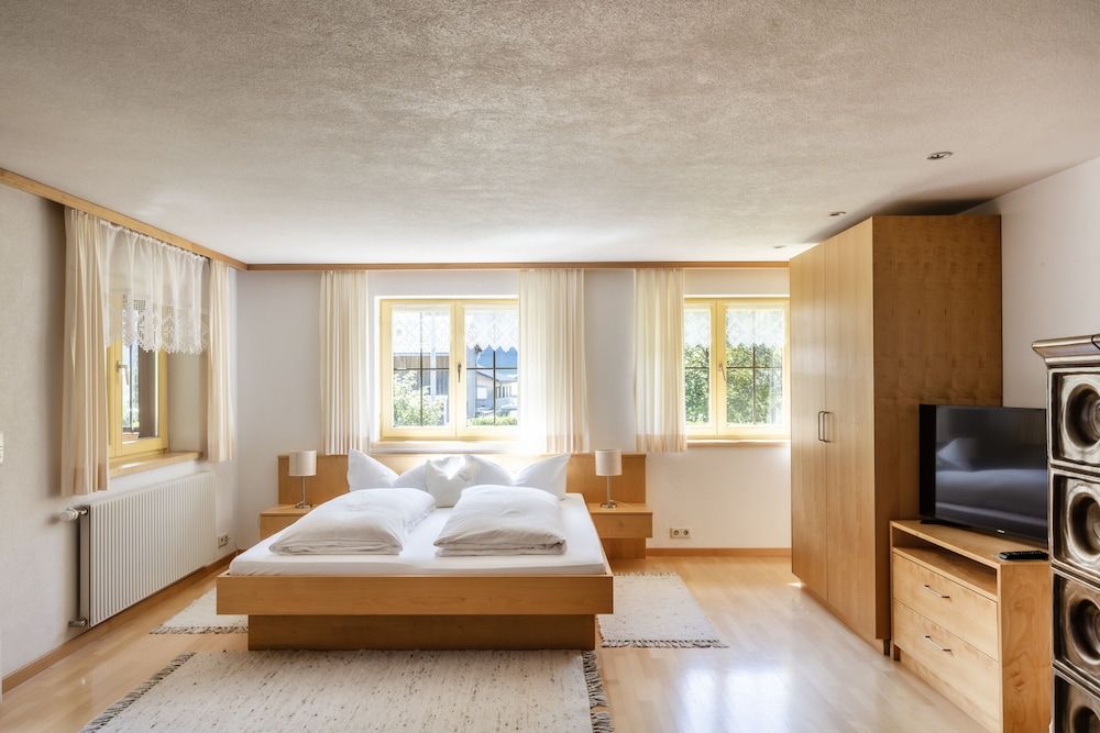 Deluxe Apartment, 2 Bedrooms, Lanai (Alpenrose - 77 Cleaning Fee)