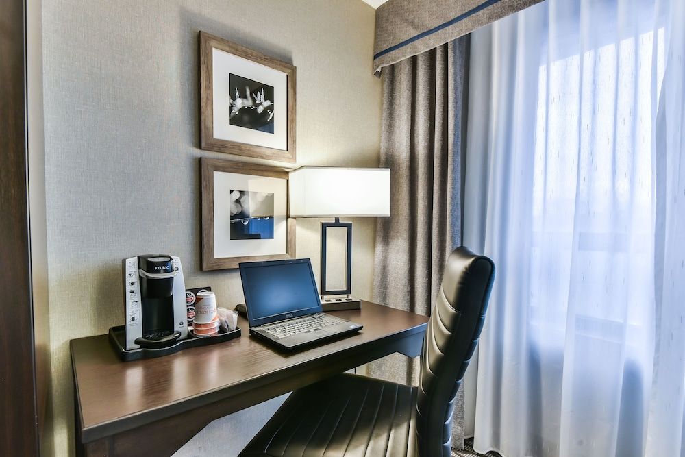 Comfort Hotel Airport North Standard Room, 1 King Bed, Non Smoking 4