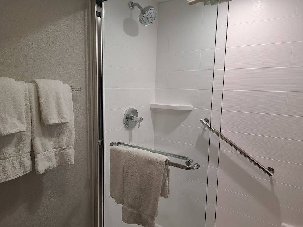 Holiday Inn Express & Suites Ft. Lauderdale N - Exec Airport by IHG Standard Room, 1 King Bed 7