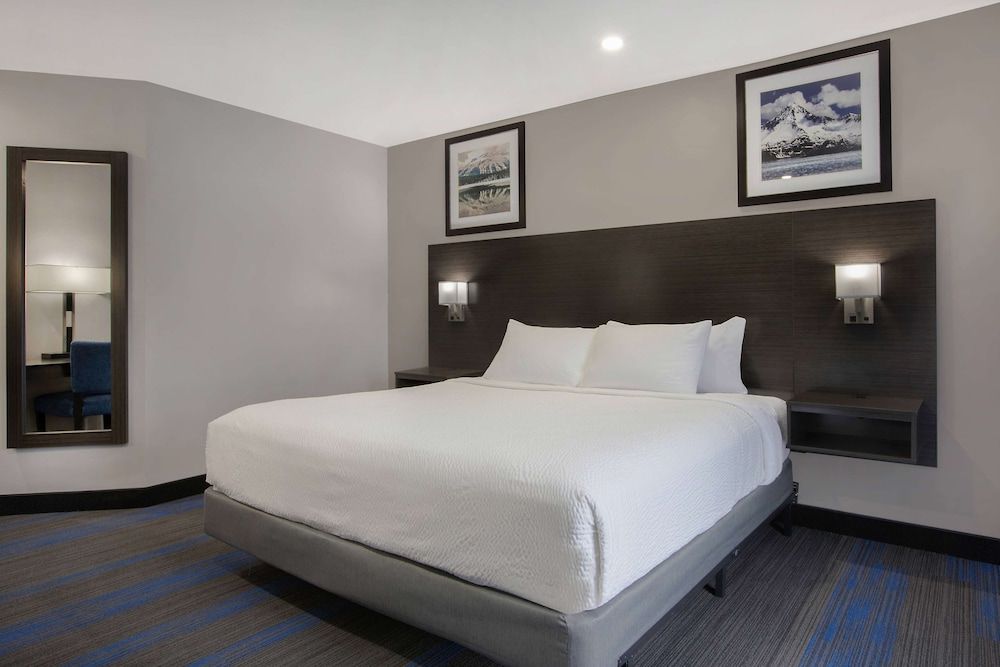 Days Inn by Wyndham Barrie Room, 1 King Bed, Accessible, Non Smoking (Bathtub w/Grab Bars) 3