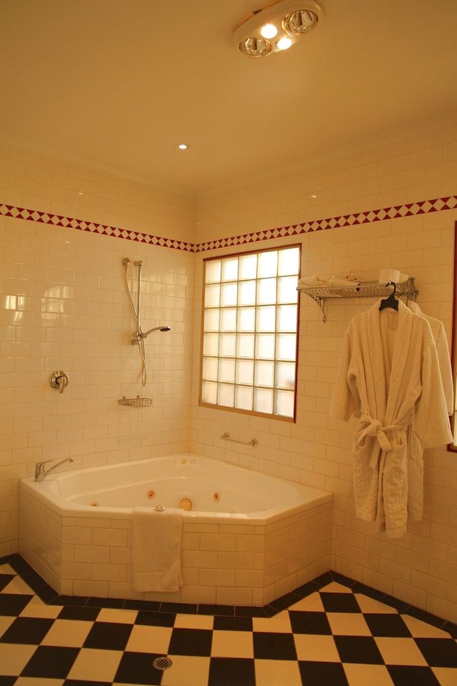 Fire Station Inn Exclusive Suite, Jetted Tub (Fire Engine) 5