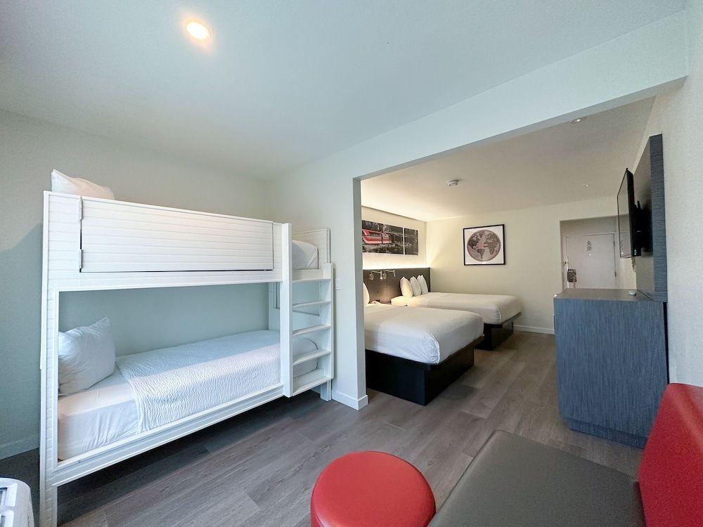 undefined Ramada by Wyndham Anaheim Convention Center 7