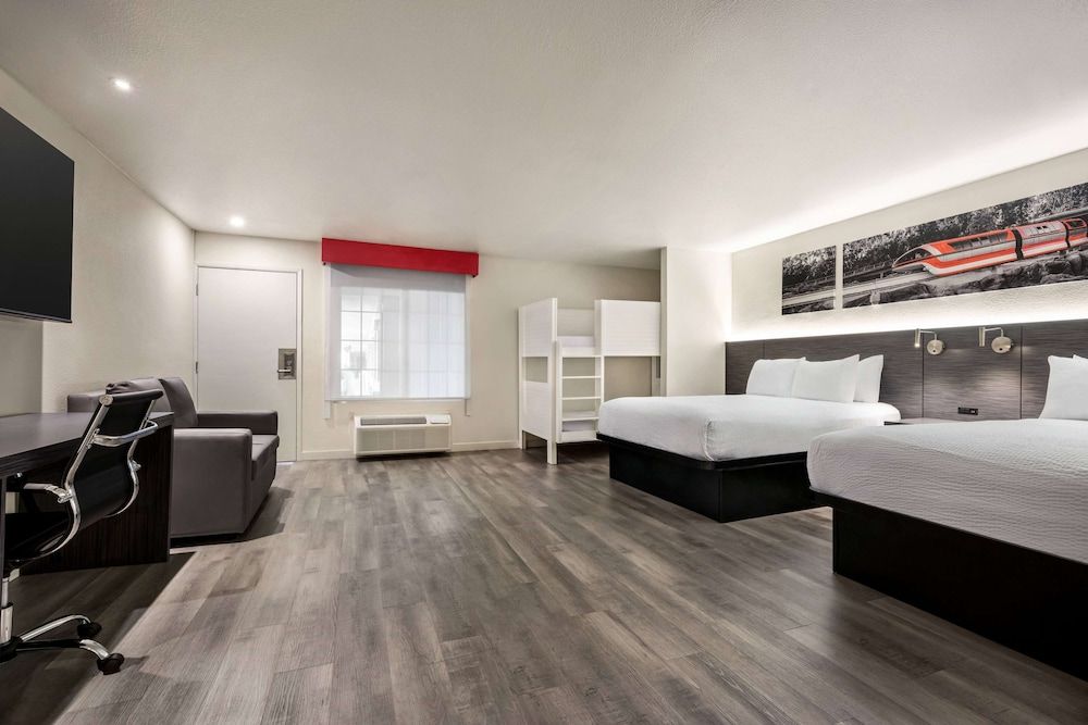 undefined Ramada by Wyndham Anaheim Convention Center 6