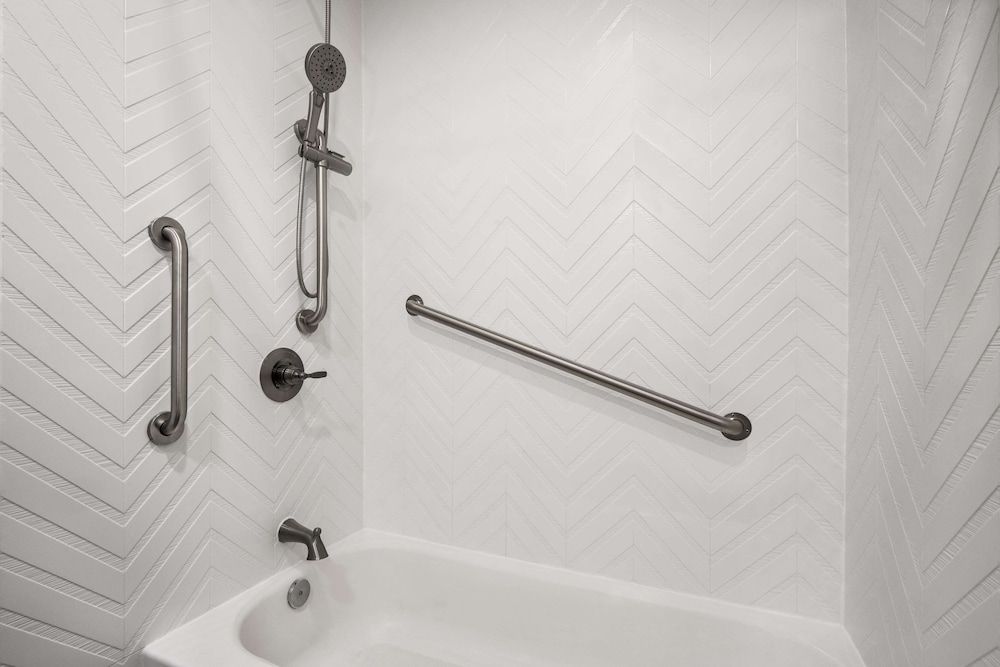 Ramada by Wyndham Anaheim Convention Center Room, 2 Queen Beds, Accessible, Non Smoking (Tub with Grab Bars) 6