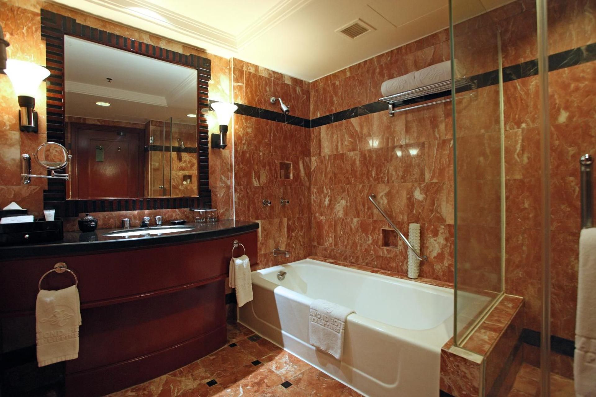 Diamond Hotel Philippines Deluxe Twin Non-Smoking 3