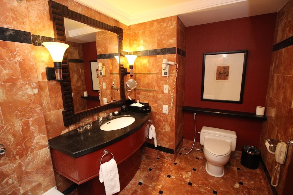 Diamond Hotel Philippines Deluxe Twin Room, Non Smoking 2