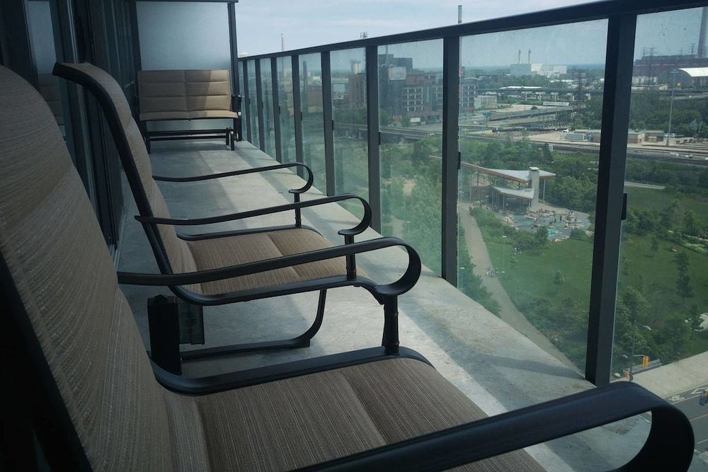 Midnight Suites Luxury Condo, 2 Bedrooms, City View, Annex Building 12