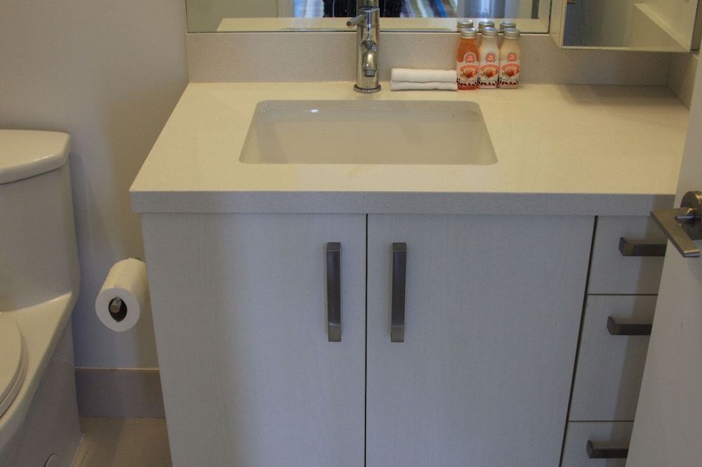 Midnight Suites Luxury Condo, 2 Bedrooms, City View, Annex Building 15