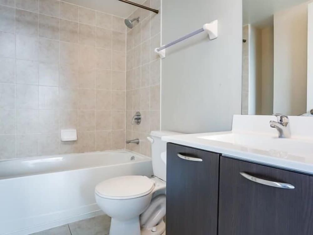 Midnight Suites Luxury Condo, 1 Bedroom, Accessible, City View 7