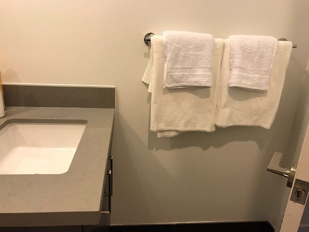 Midnight Suites Luxury Condo, 1 Bedroom, Accessible, City View 6