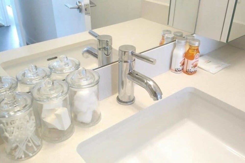 Midnight Suites Luxury Condo, 2 Bedrooms, City View, Annex Building 20