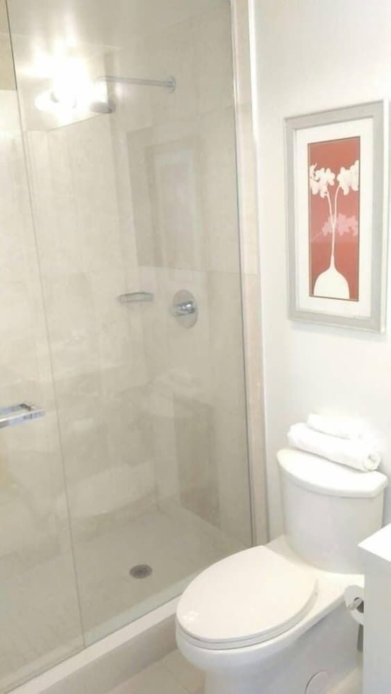 Midnight Suites Luxury Condo, 2 Bedrooms, City View, Annex Building 19