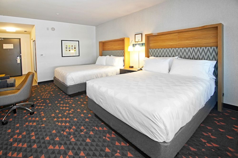 Holiday Inn Hotel & Suites Calgary Airport North by IHG Standard Room, 2 Queen Beds 5