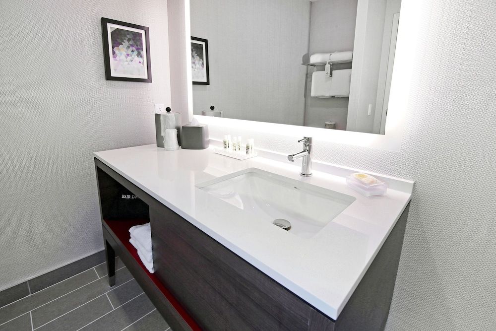 Holiday Inn Hotel & Suites Calgary Airport North by IHG Standard Room, 1 King Bed 16