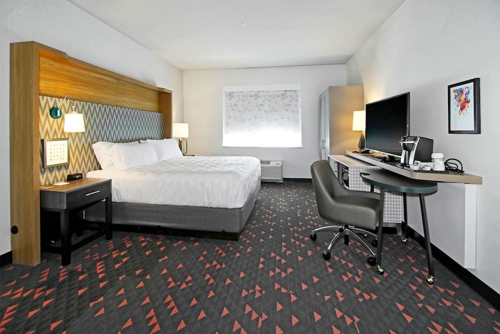 Holiday Inn Hotel & Suites Calgary Airport North by IHG Standard Room, 1 King Bed 5