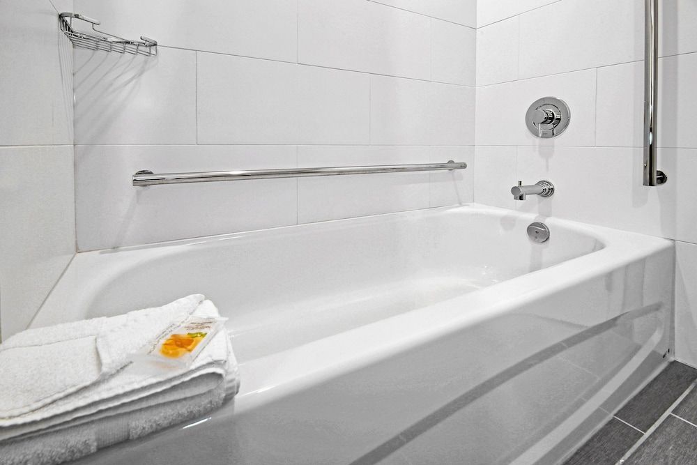 Holiday Inn Hotel & Suites Calgary Airport North by IHG Standard Room, 2 Queen Beds 11