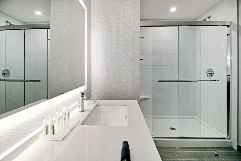 Holiday Inn Hotel & Suites Calgary Airport North by IHG Standard Room, 1 King Bed 10