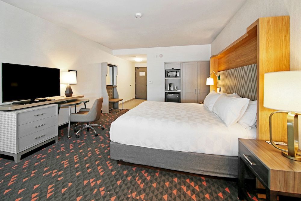 Holiday Inn Hotel & Suites Calgary Airport North by IHG Standard Room, 1 King Bed 7