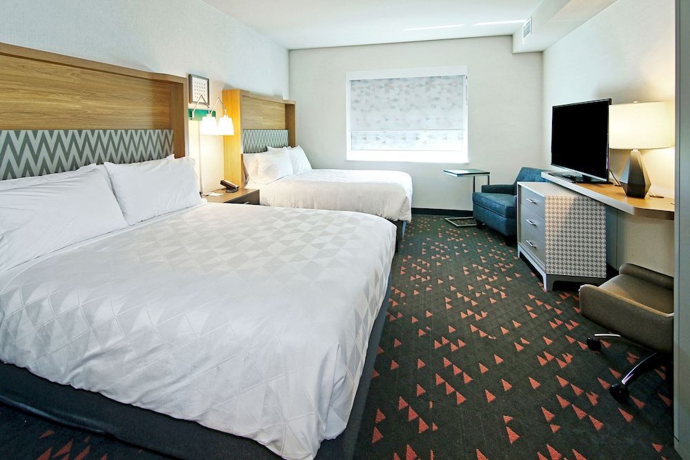 Holiday Inn Hotel & Suites Calgary Airport North by IHG Standard Room, 2 Queen Beds 3