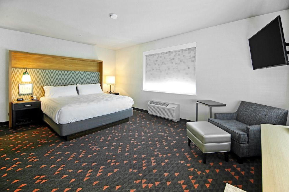 Holiday Inn Hotel & Suites Calgary Airport North by IHG Standard Room, 1 King Bed 8