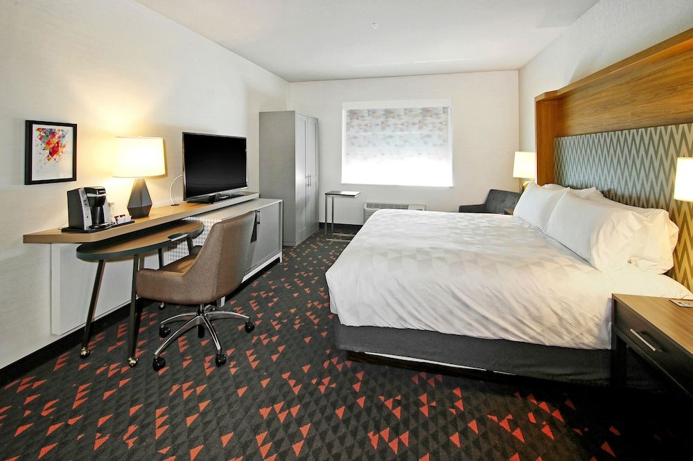 Holiday Inn Hotel & Suites Calgary Airport North by IHG Standard Room, 1 King Bed 4