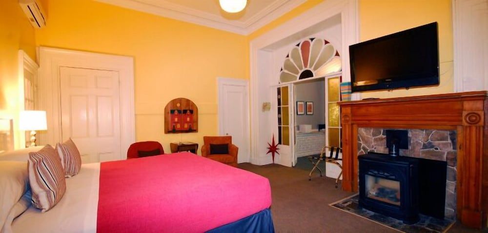 Frontenac Club Inn Ondaatje Room 3