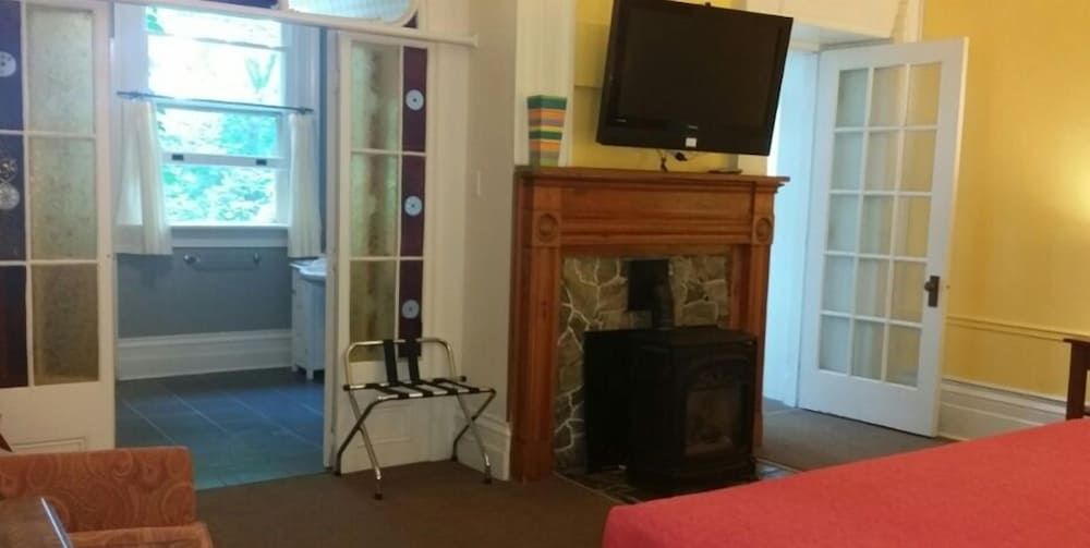 Frontenac Club Inn Ondaatje Room