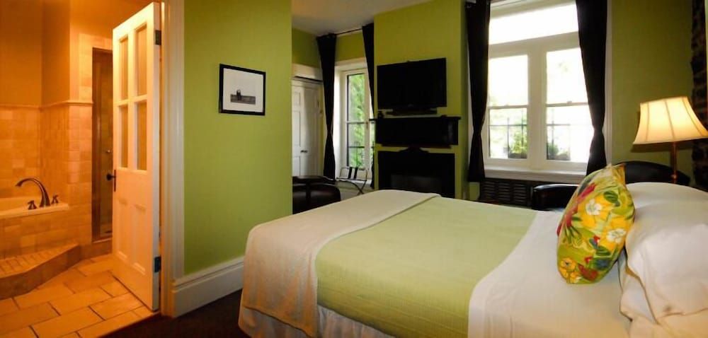 Frontenac Club Inn Atelier Room 2