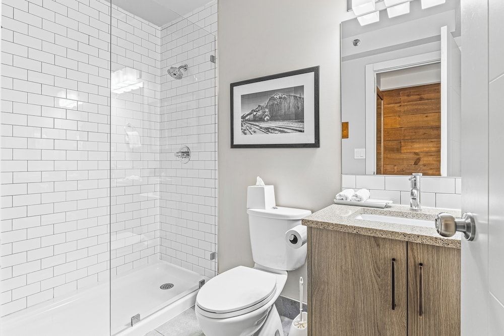 Basecamp Lodge Canmore Deluxe King Suite 2