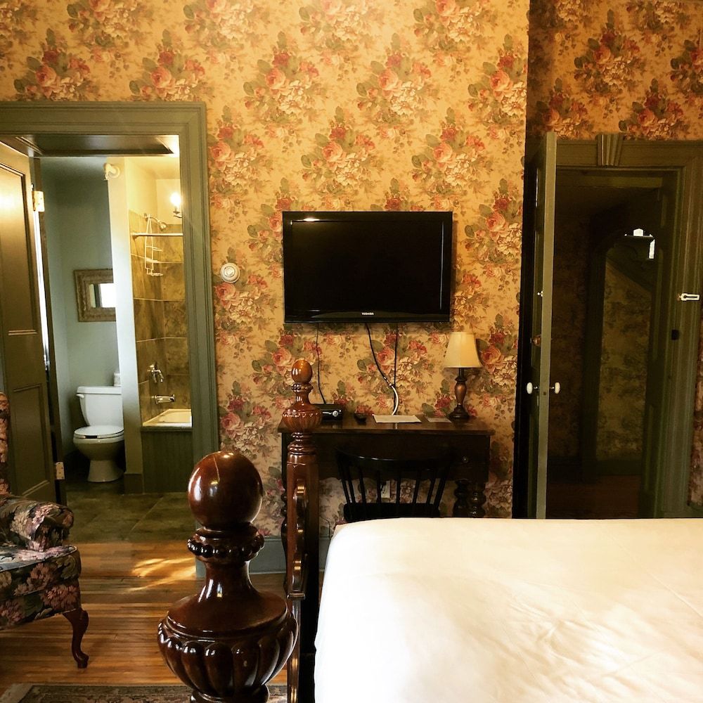 Fairholm Boutique Inns Standard Room, 1 Queen Bed, Fireplace 7