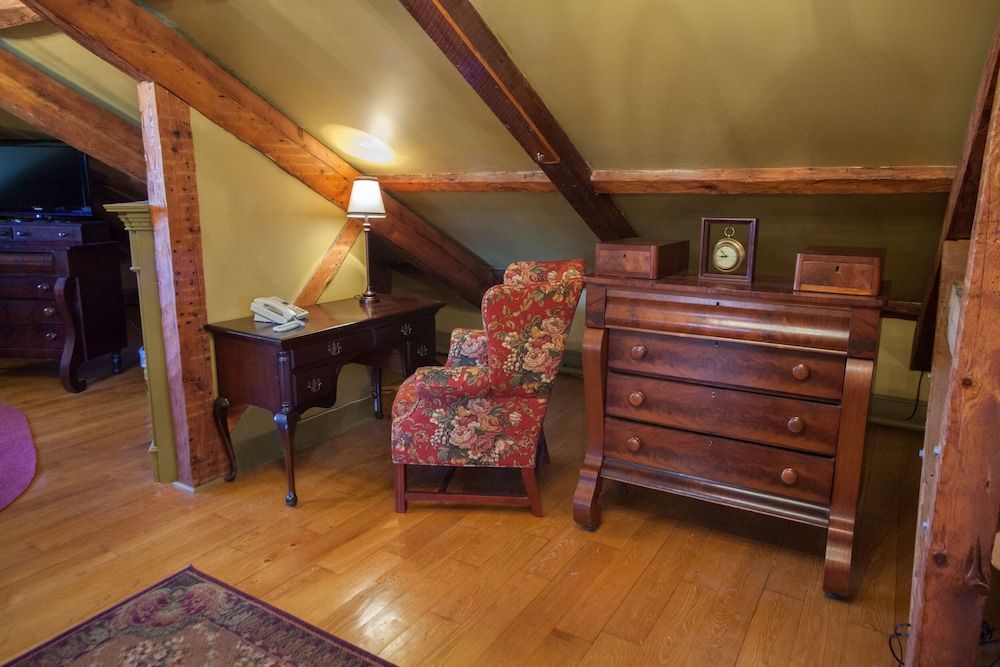 Fairholm Boutique Inns Deluxe Room, 1 King Bed, Jetted Tub 3