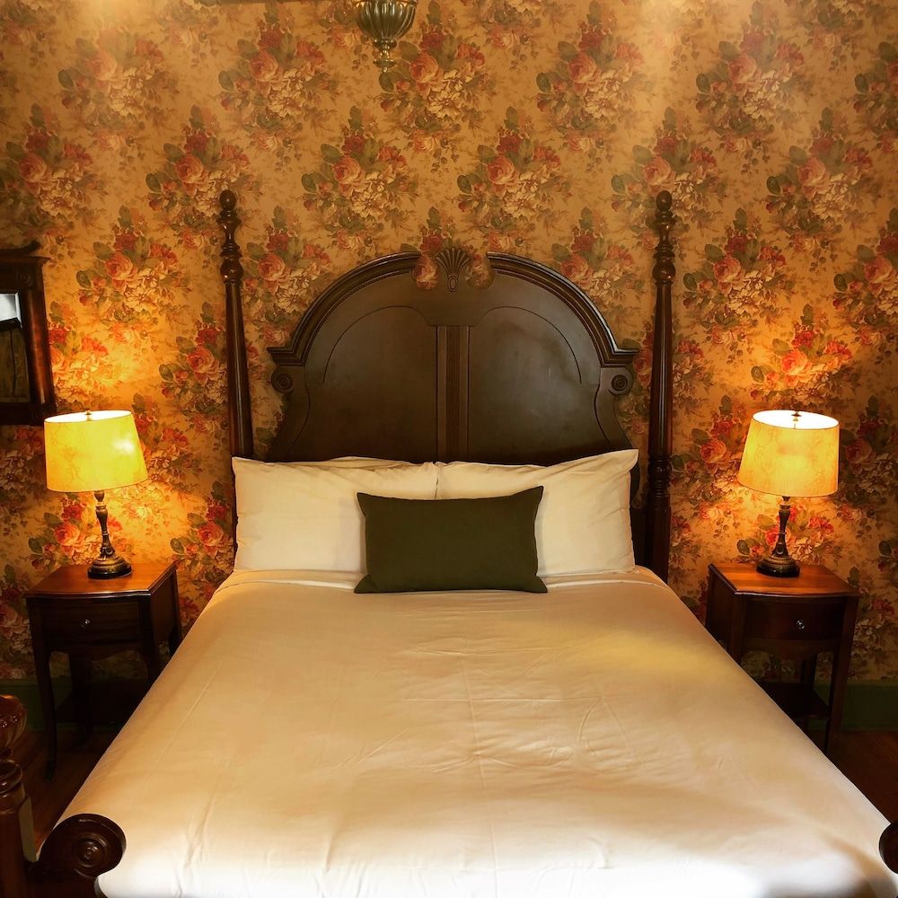 Fairholm Boutique Inns Standard Room, 1 Queen Bed, Fireplace 3