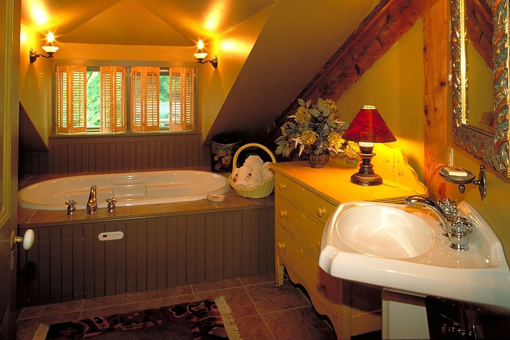 Fairholm Boutique Inns Deluxe Room, 1 King Bed, Jetted Tub 2