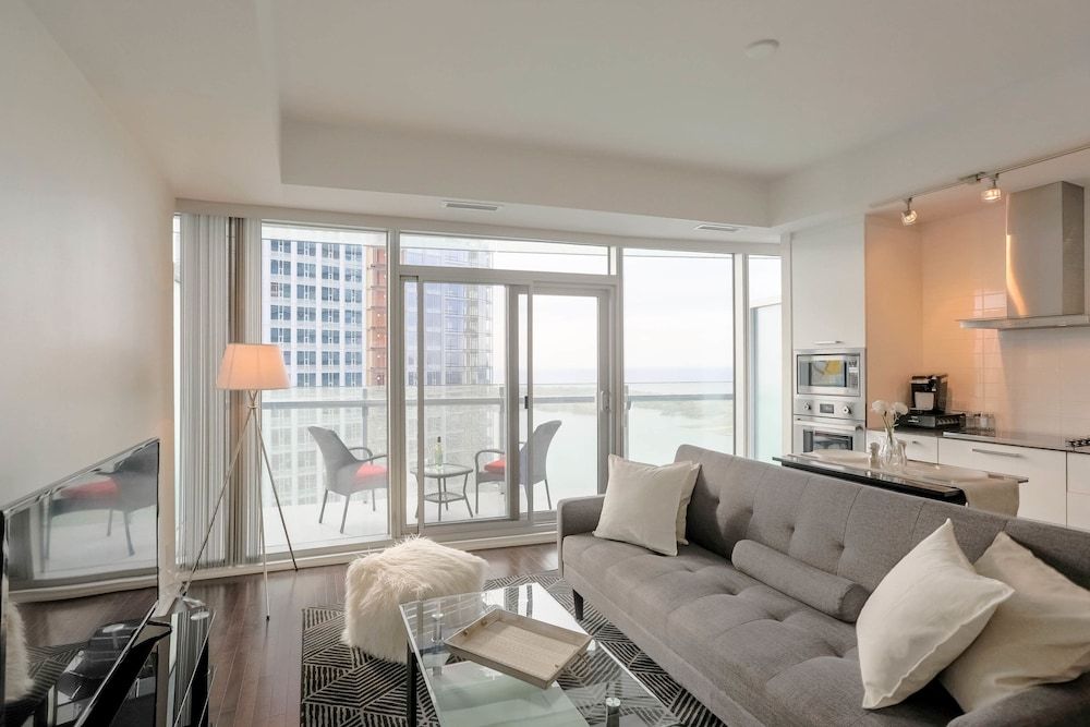 Noel Suites - York and Simcoe City Condo, 1 Queen Bed with Sofa bed, Lake View, Lakeside 12