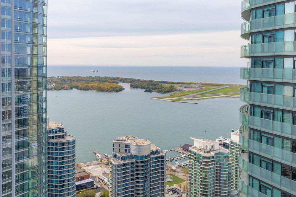 Noel Suites - York and Simcoe City Condo, 1 Queen Bed with Sofa bed, Lake View, Lakeside 16