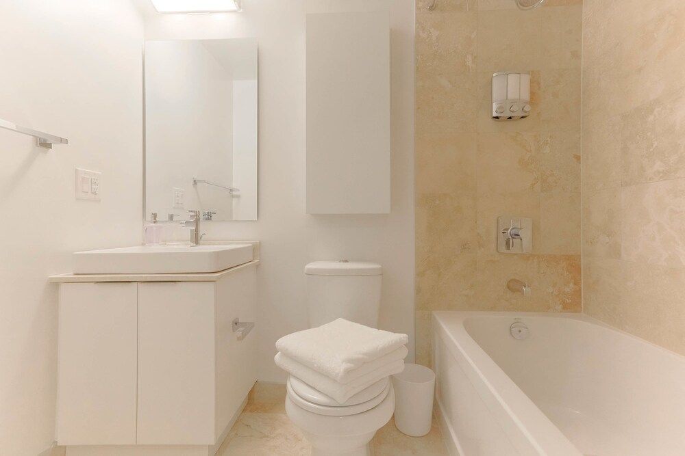 Noel Suites - York and Simcoe City Condo, 1 Queen Bed with Sofa bed, Lake View, Lakeside 19