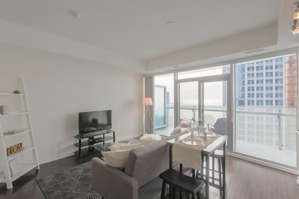 Noel Suites - York and Simcoe City Condo, 1 Queen Bed with Sofa bed, Lake View, Lakeside 10