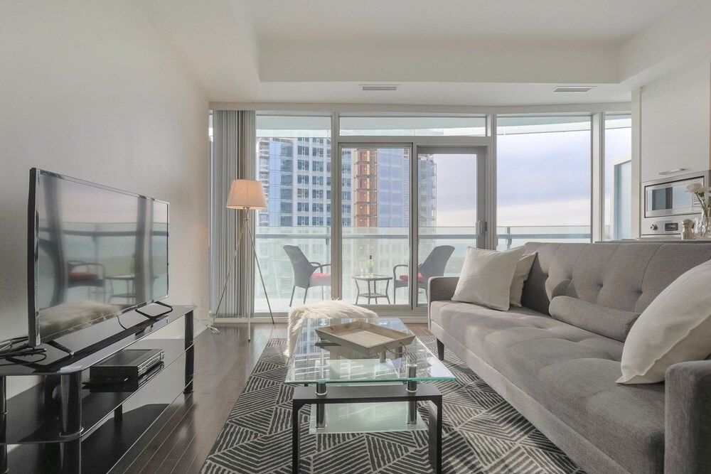 Noel Suites - York and Simcoe City Condo, 1 Queen Bed with Sofa bed, Lake View, Lakeside 11