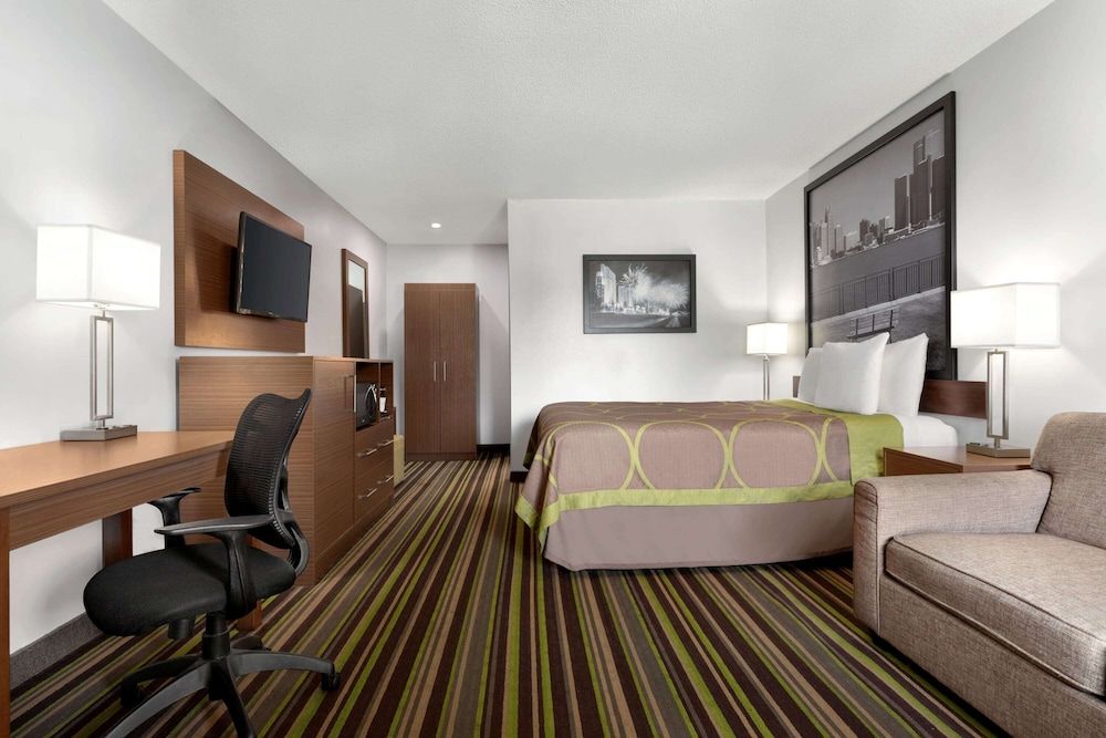 Super 8 by Wyndham Windsor/Dougall Room, 1 Queen Bed, Non Smoking (2nd Floor) 6