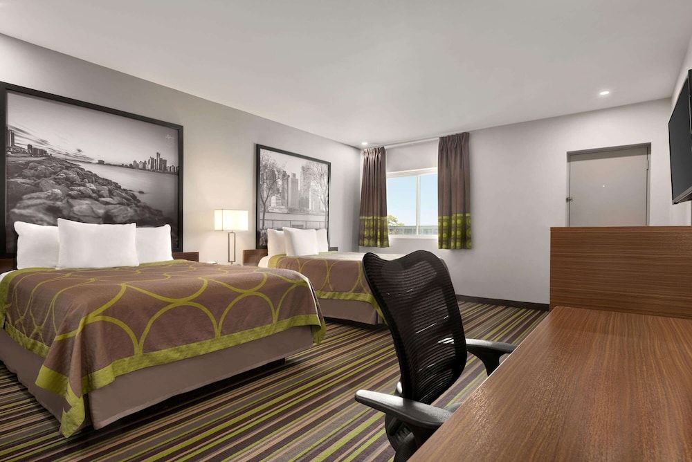 undefined Super 8 by Wyndham Windsor/Dougall 10