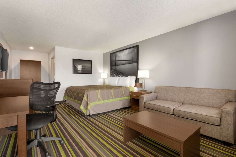 undefined Super 8 by Wyndham Windsor/Dougall 2