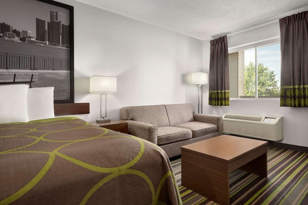 Super 8 by Wyndham Windsor/Dougall Room, 1 King Bed, Non Smoking 2