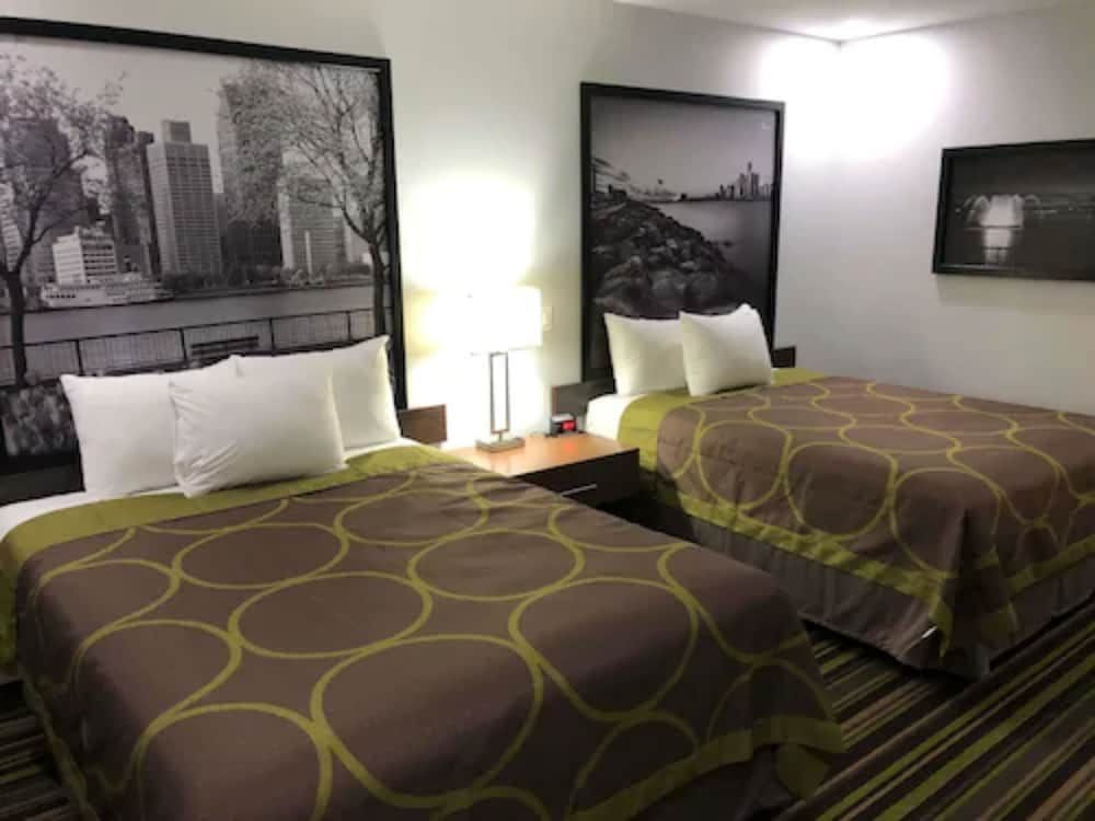 undefined Super 8 by Wyndham Windsor/Dougall 7