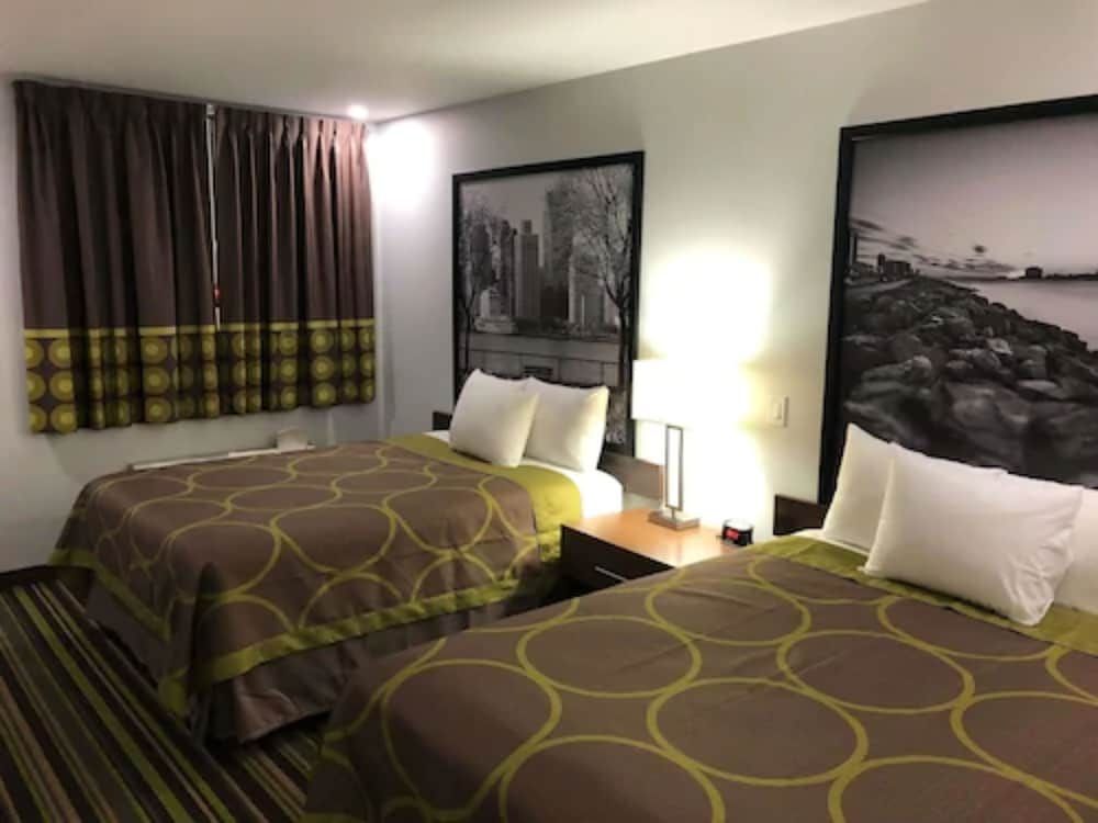 undefined Super 8 by Wyndham Windsor/Dougall 8