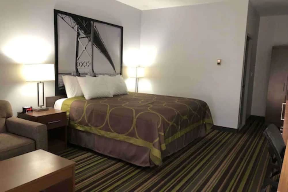 Super 8 by Wyndham Windsor/Dougall Room, 1 King Bed, Non Smoking 3