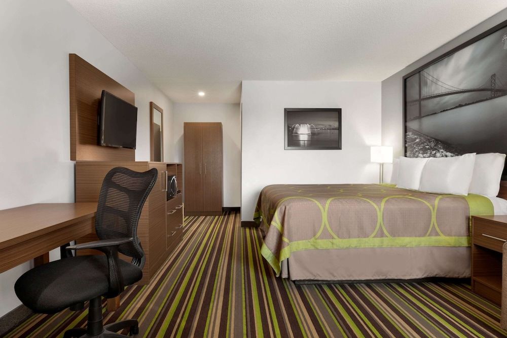 Super 8 by Wyndham Windsor/Dougall Room, 1 Queen Bed, Non Smoking (2nd Floor) 4