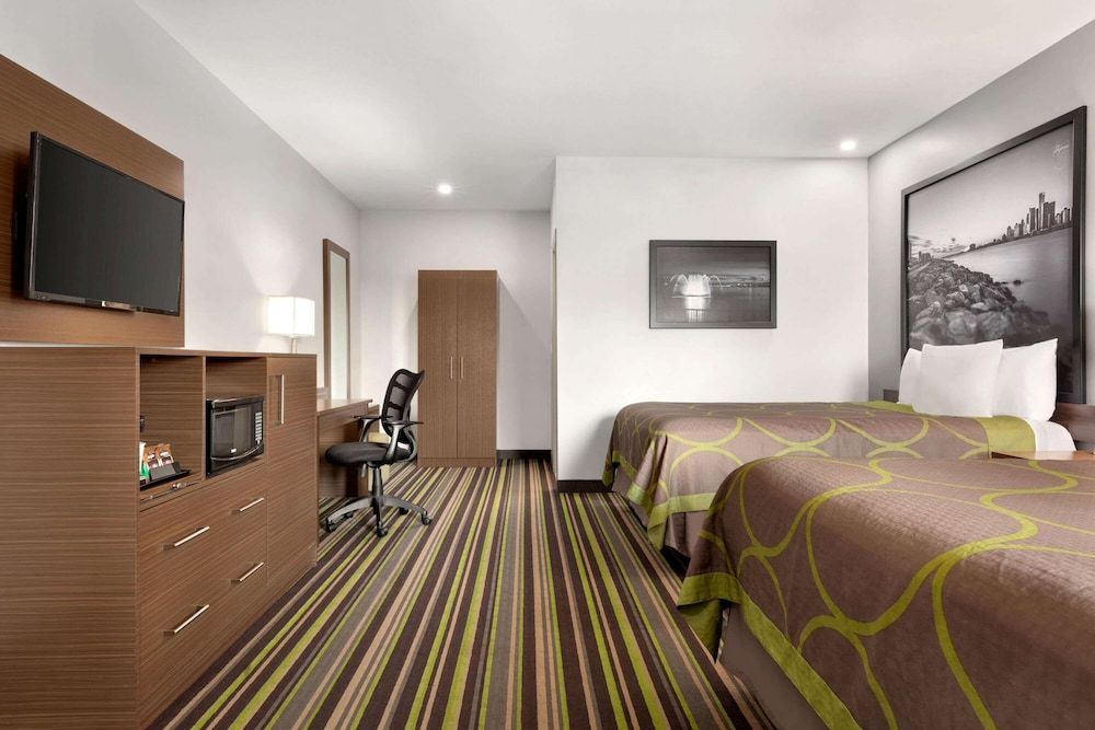 undefined Super 8 by Wyndham Windsor/Dougall 9