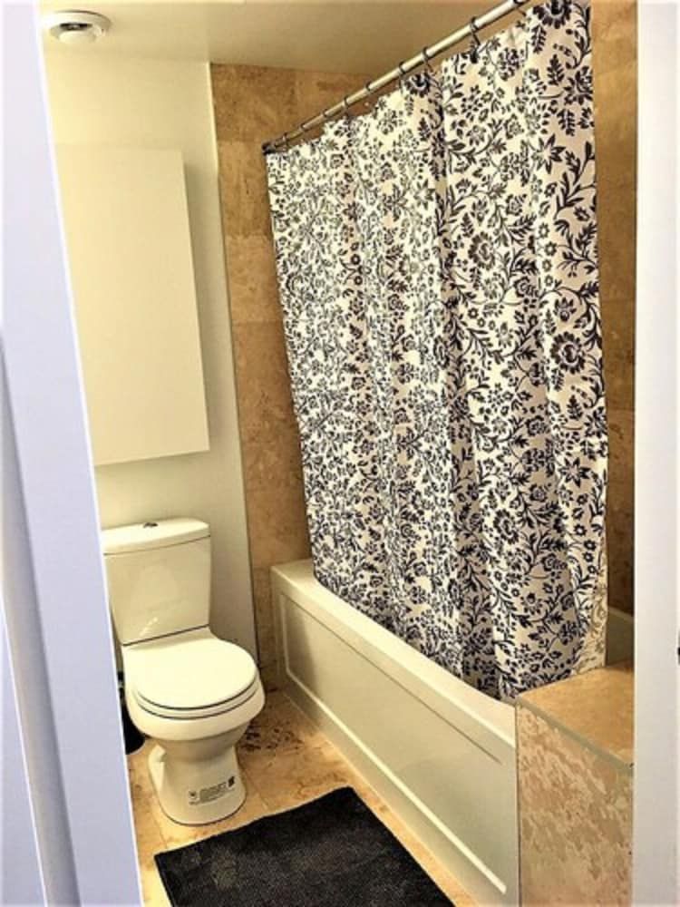 Lavish Suites - Luxury One Bedroom Condo Exclusive Loft, 1 Queen Bed with Sofa bed, Ocean View 5