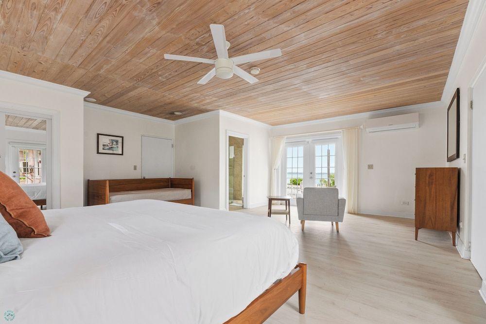 Romora Bay Resort & Marina King Room with Daybed 2